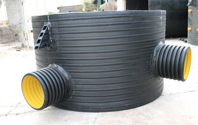 حوضچه فاضلاب بتنی در حال نصب در پروژه شهری